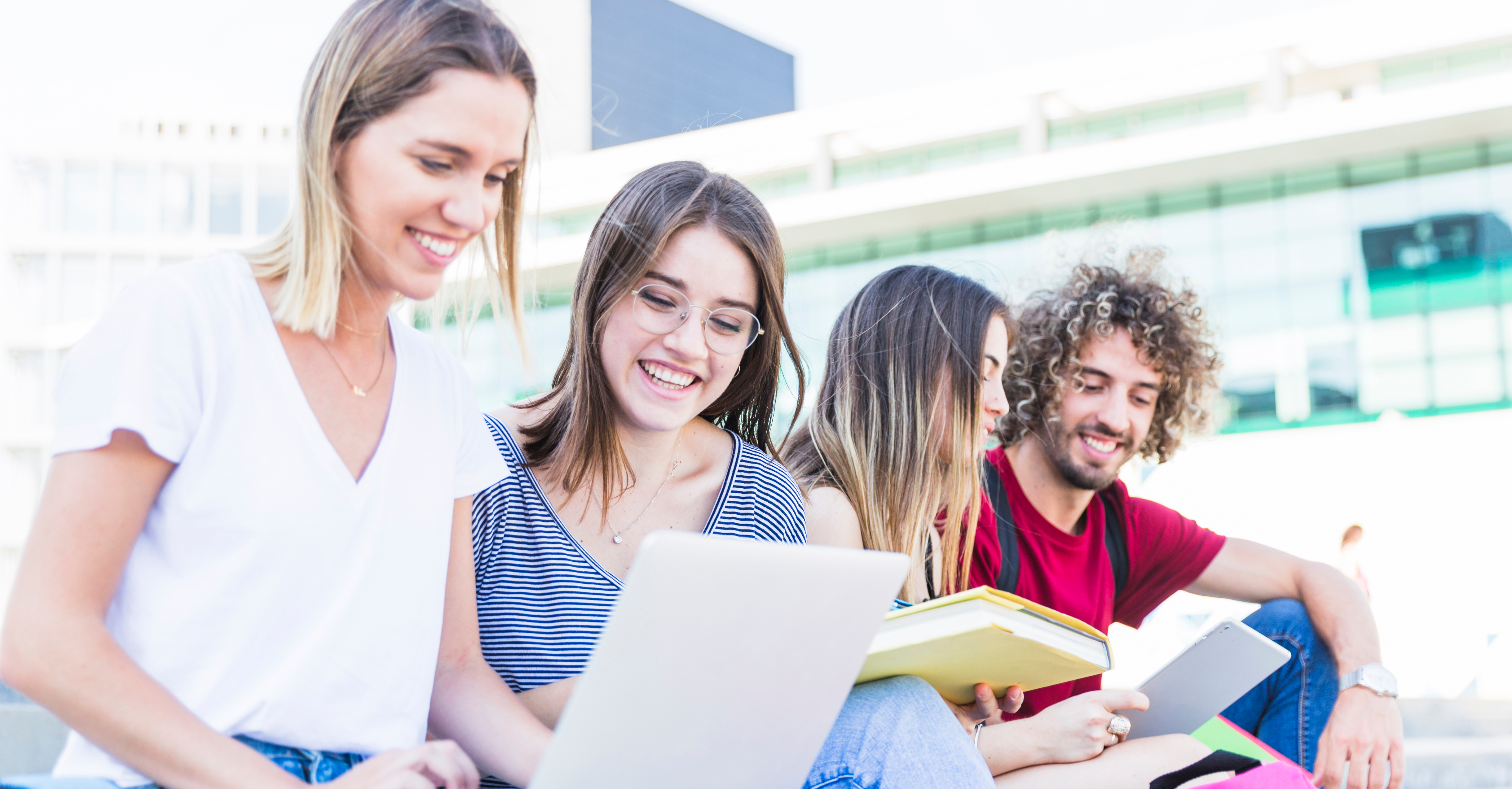 estudantes_alunas_amigas_estudando_sorrindo_notebook__