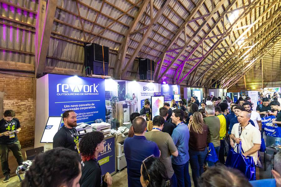 Movimento no estande Rework durante o Tech Summit