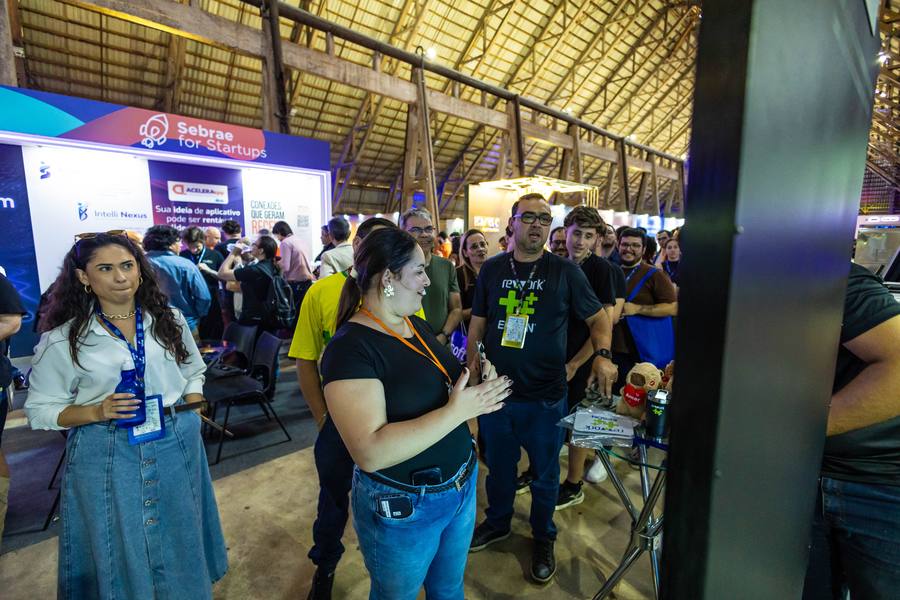 Conversa no estande durante o evento