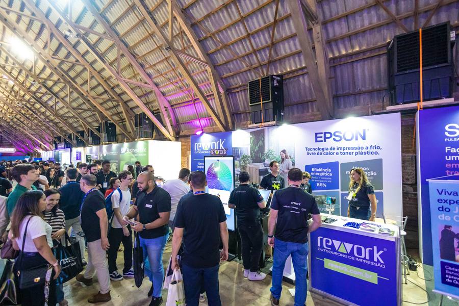 Estande Rework com painel Epson ao fundo