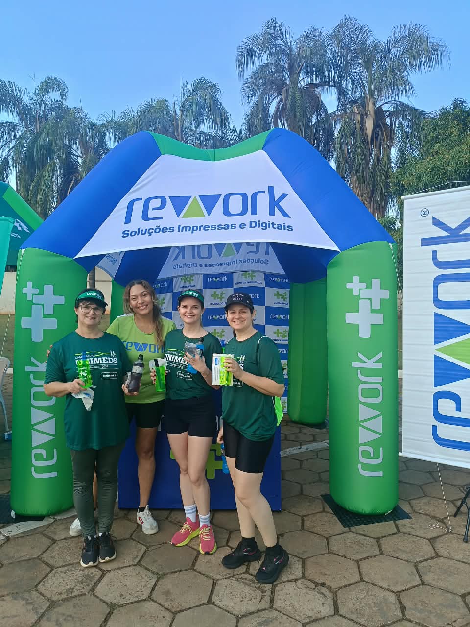 Equipe reunida com os brindes da caminhada